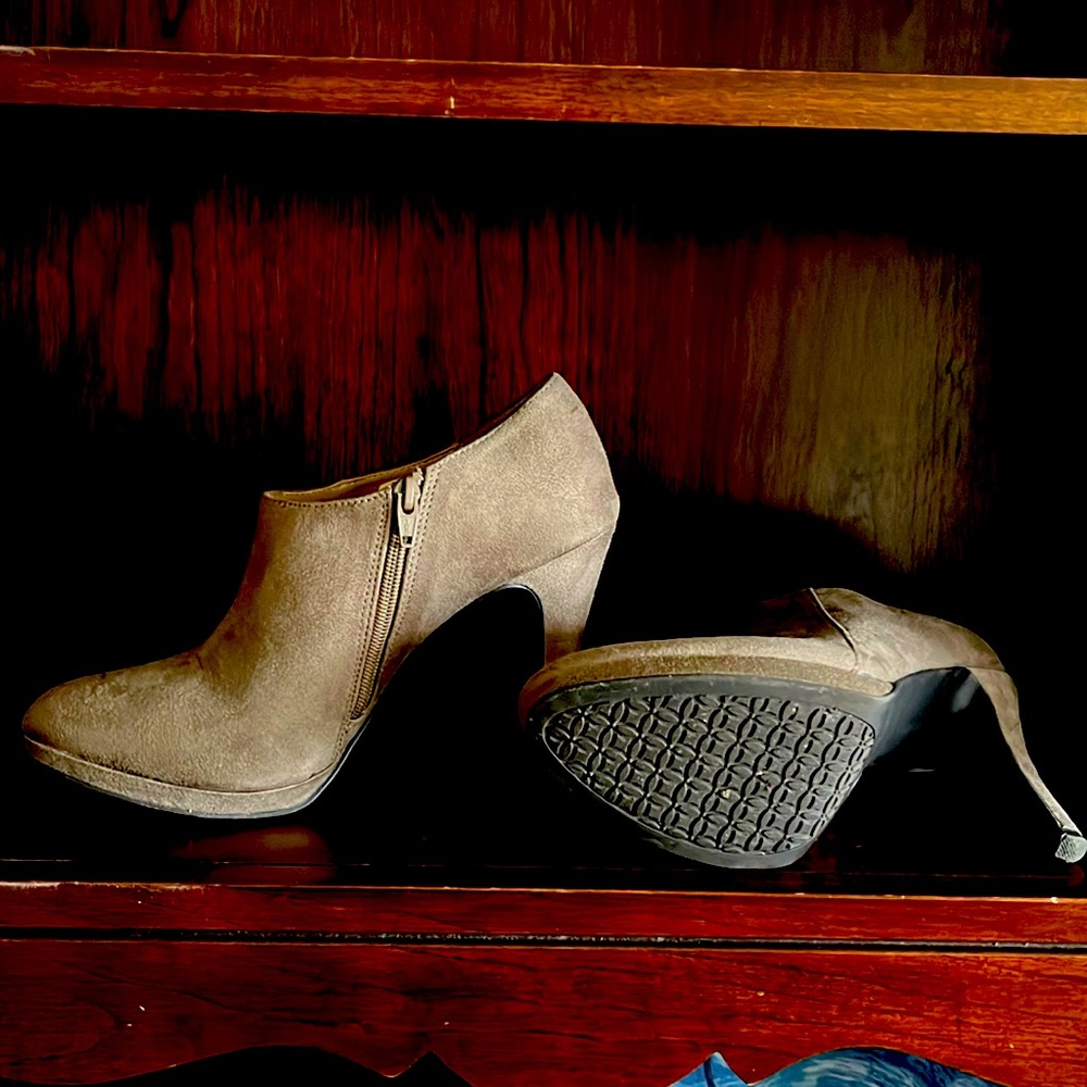 Never worn tan suede boots